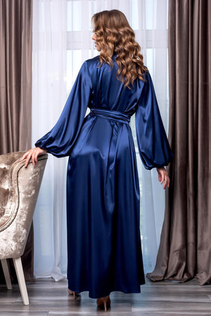 Luxurious satin robe, a stylish choice for bridesmaids getting ready