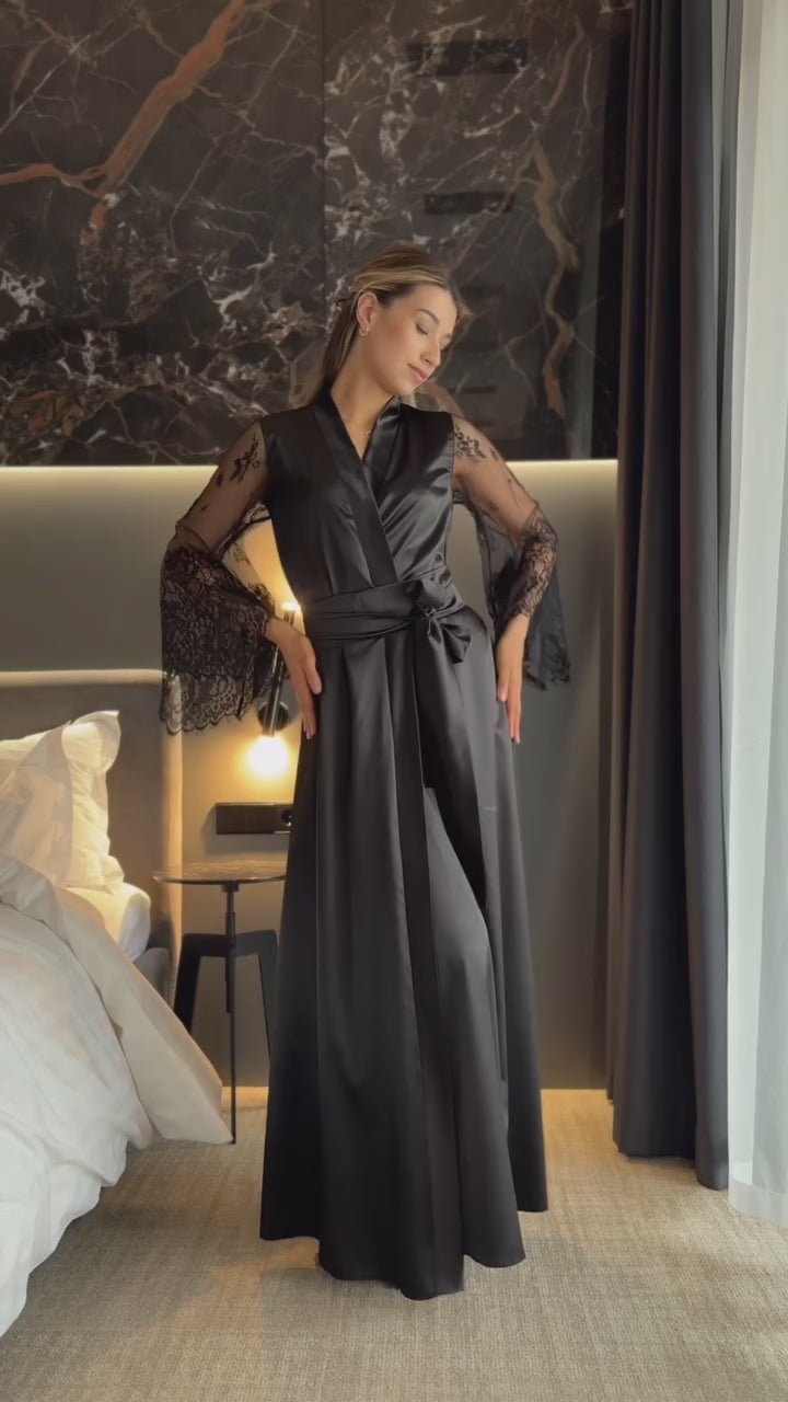 black-robe-peignoir-video-2