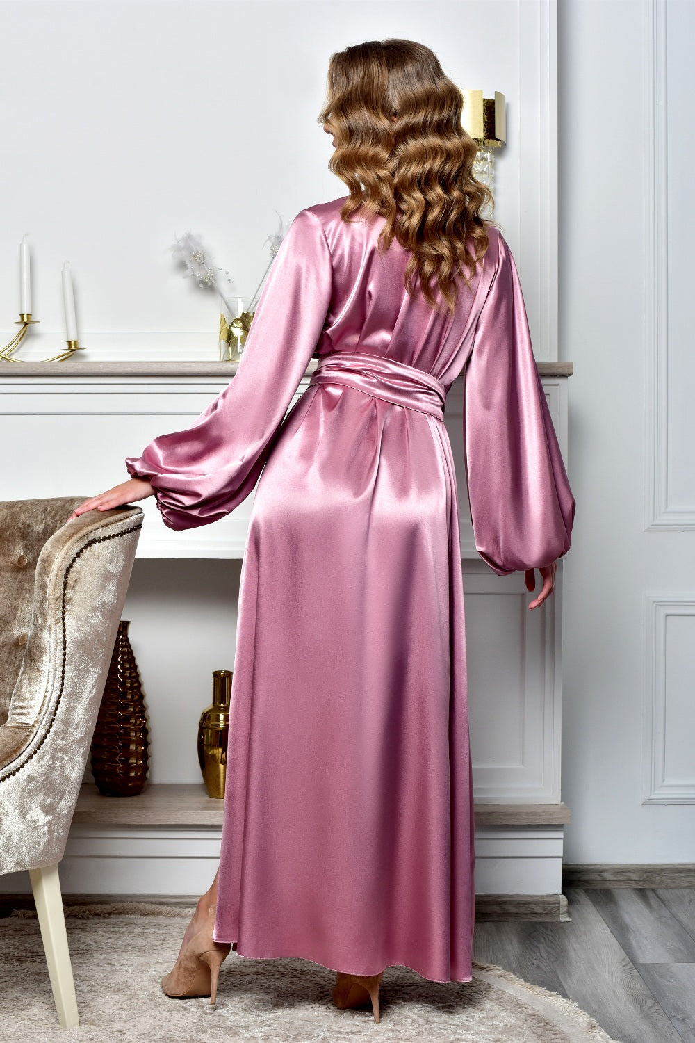 The puff-sleeved robe - Back View