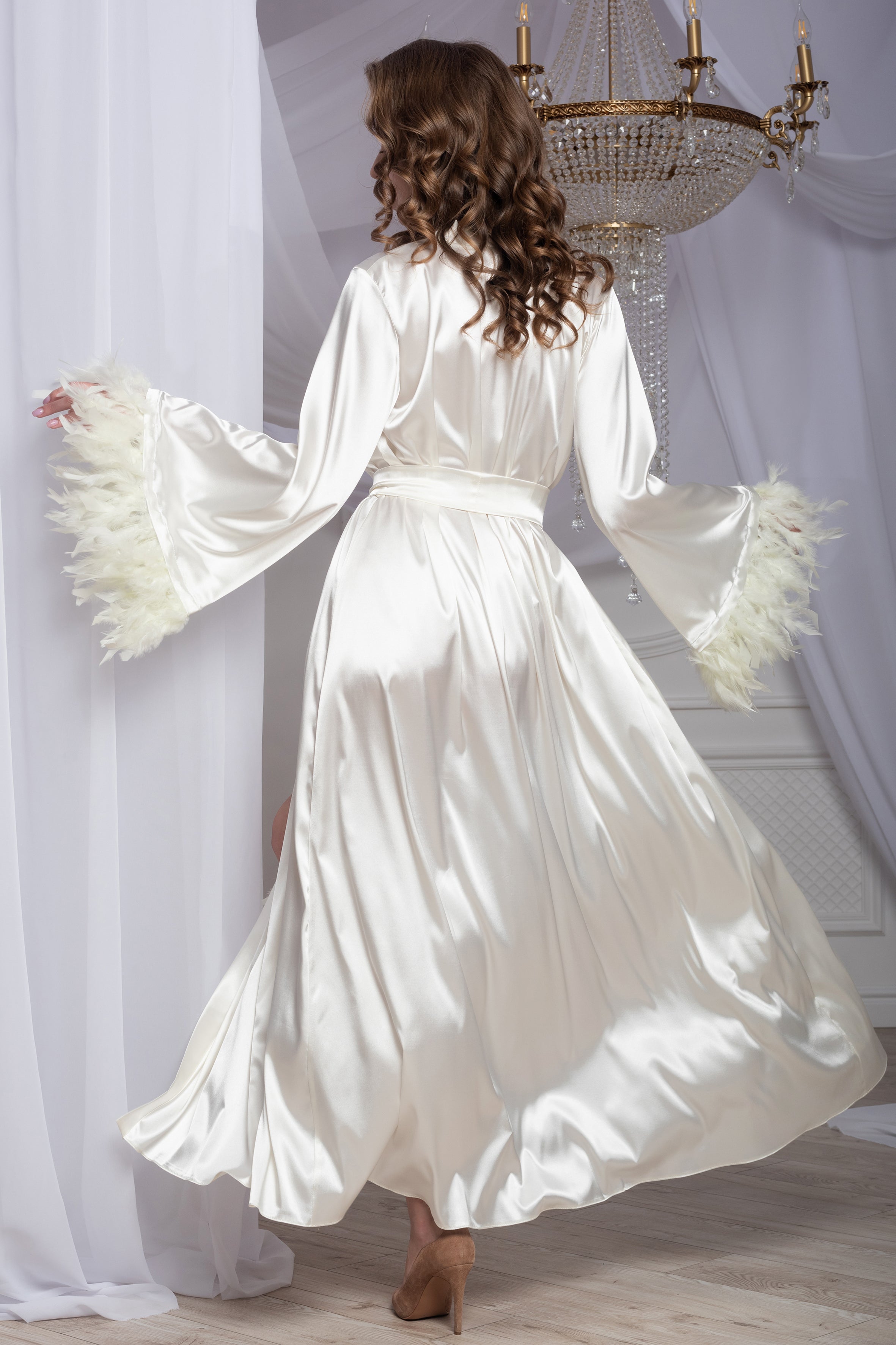 Feather-trim bridal robe Ivory satin