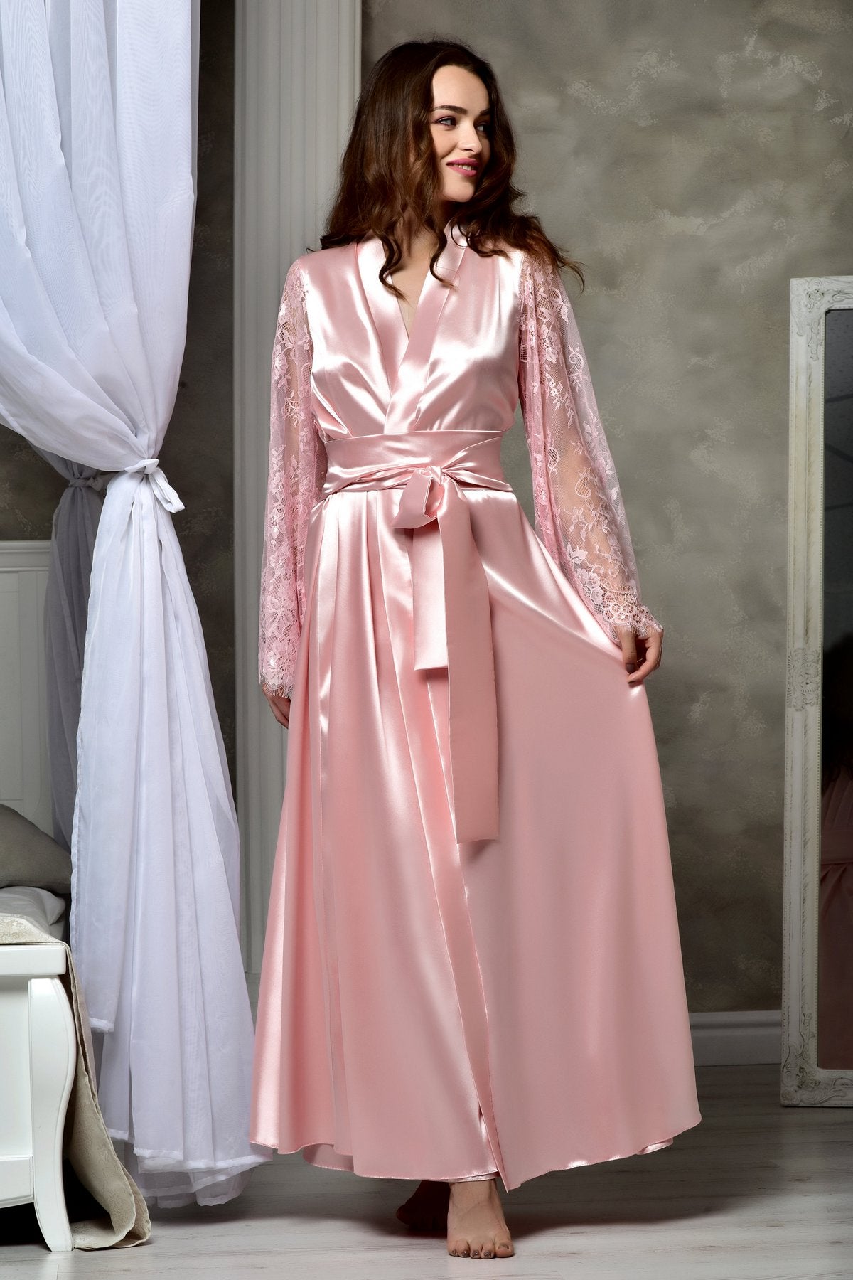 Maxi Robe in Silky Satin with Angel Lace-Sleeves - Floor-length elegance