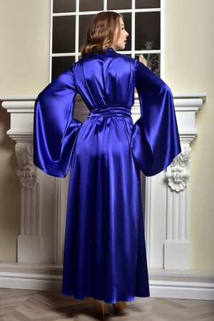 Dress your bridal squad in luxury with this royal blue bridesmaid robe, a harmonious blend of style and sophistication