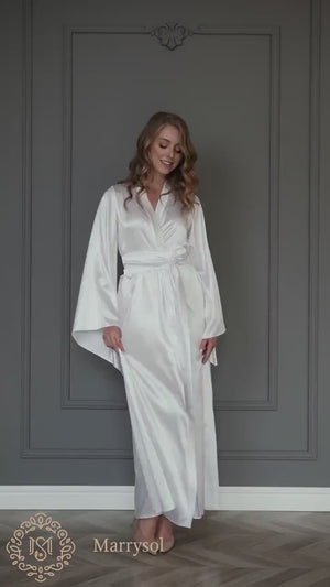 Bridal Long Robe in White: An Elegant Choice for Wedding Preparations