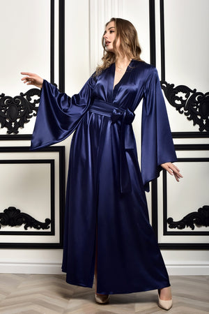 Dress your bridal party in style with this navy bridesmaid robe, designed to impress with its floor-sweeping silhouette